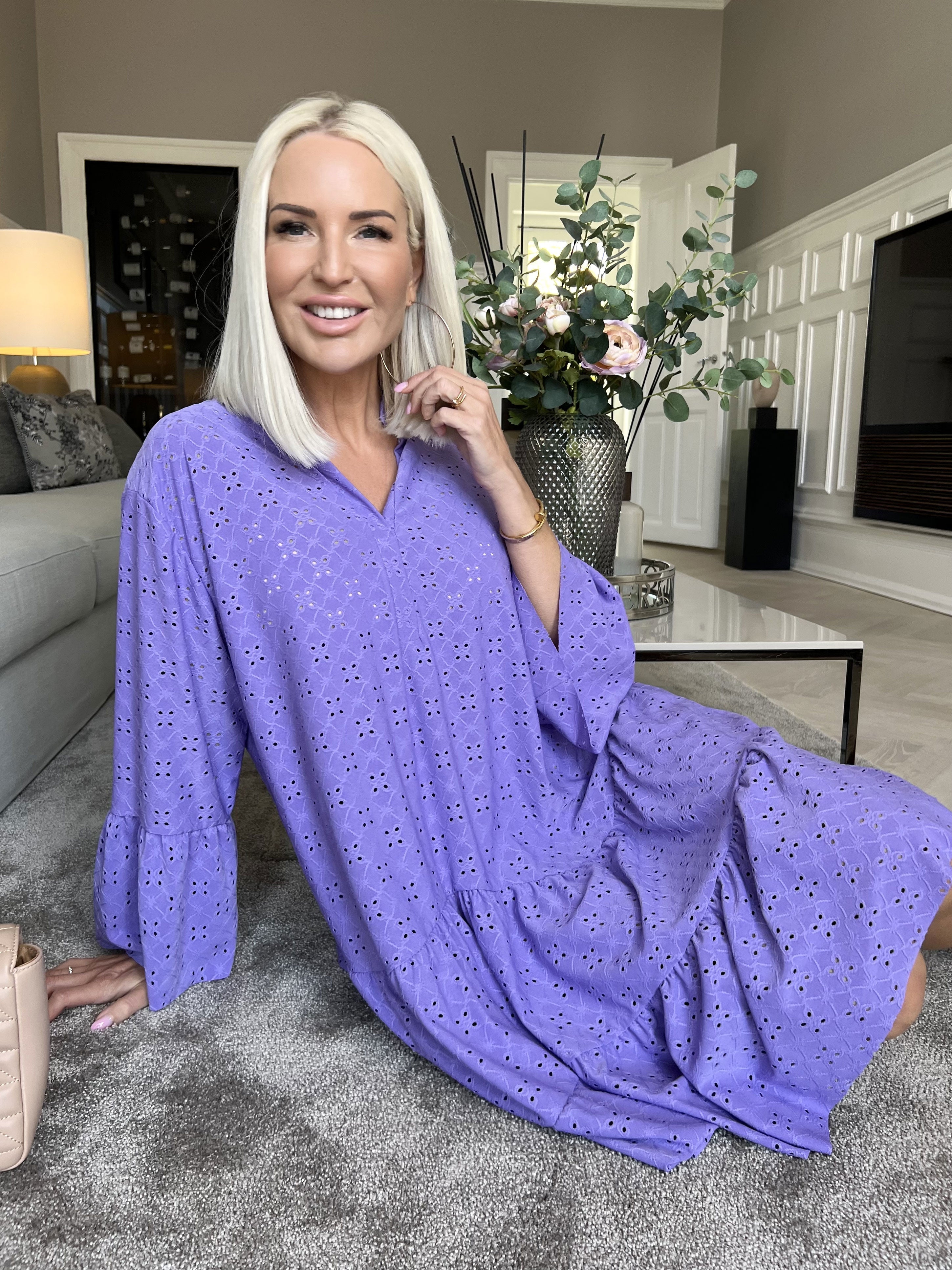 Indiana - Söt klänning med resår i broderie anglaise